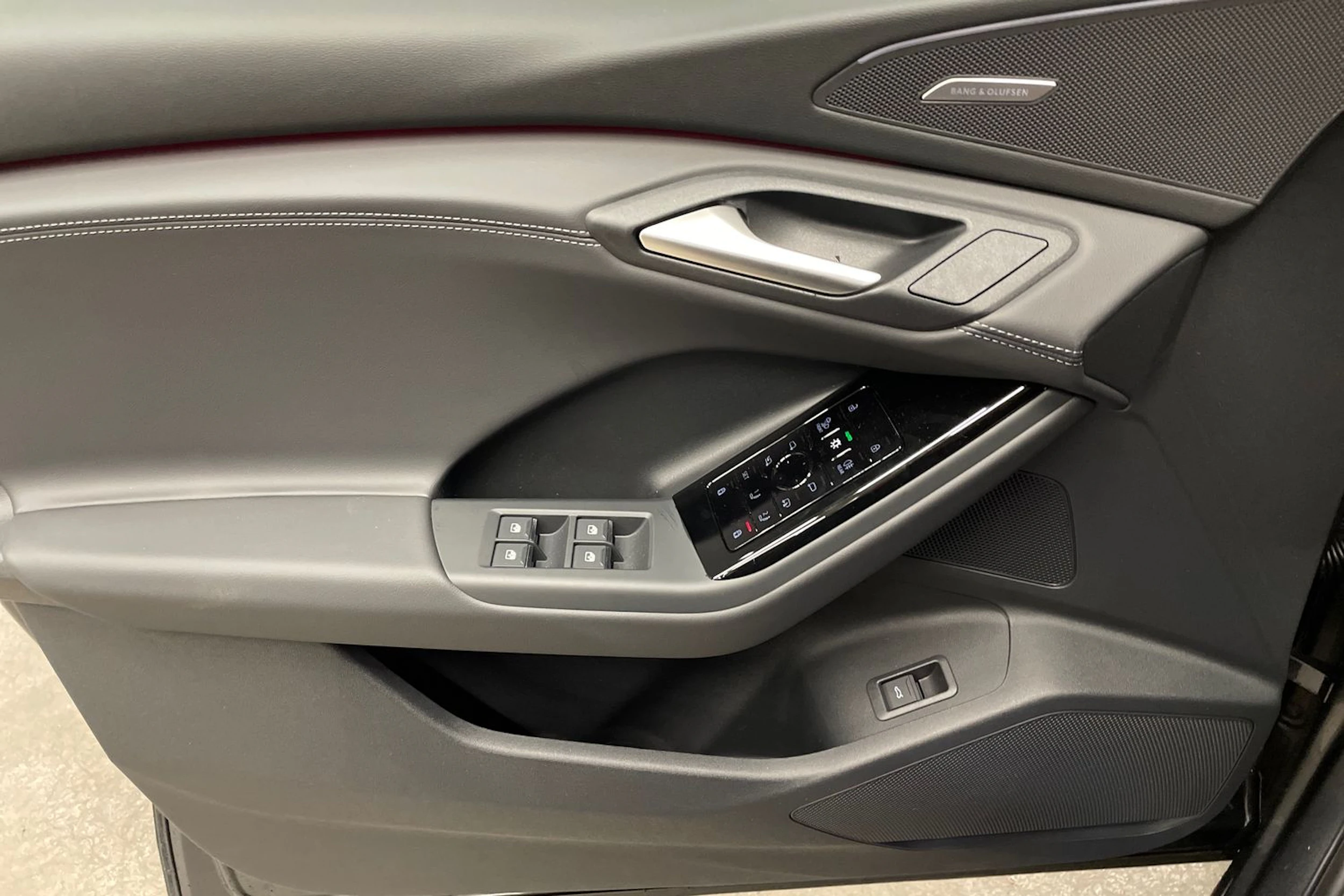 harmaa Audi Q6 e-tron 2026 kuva 14.
