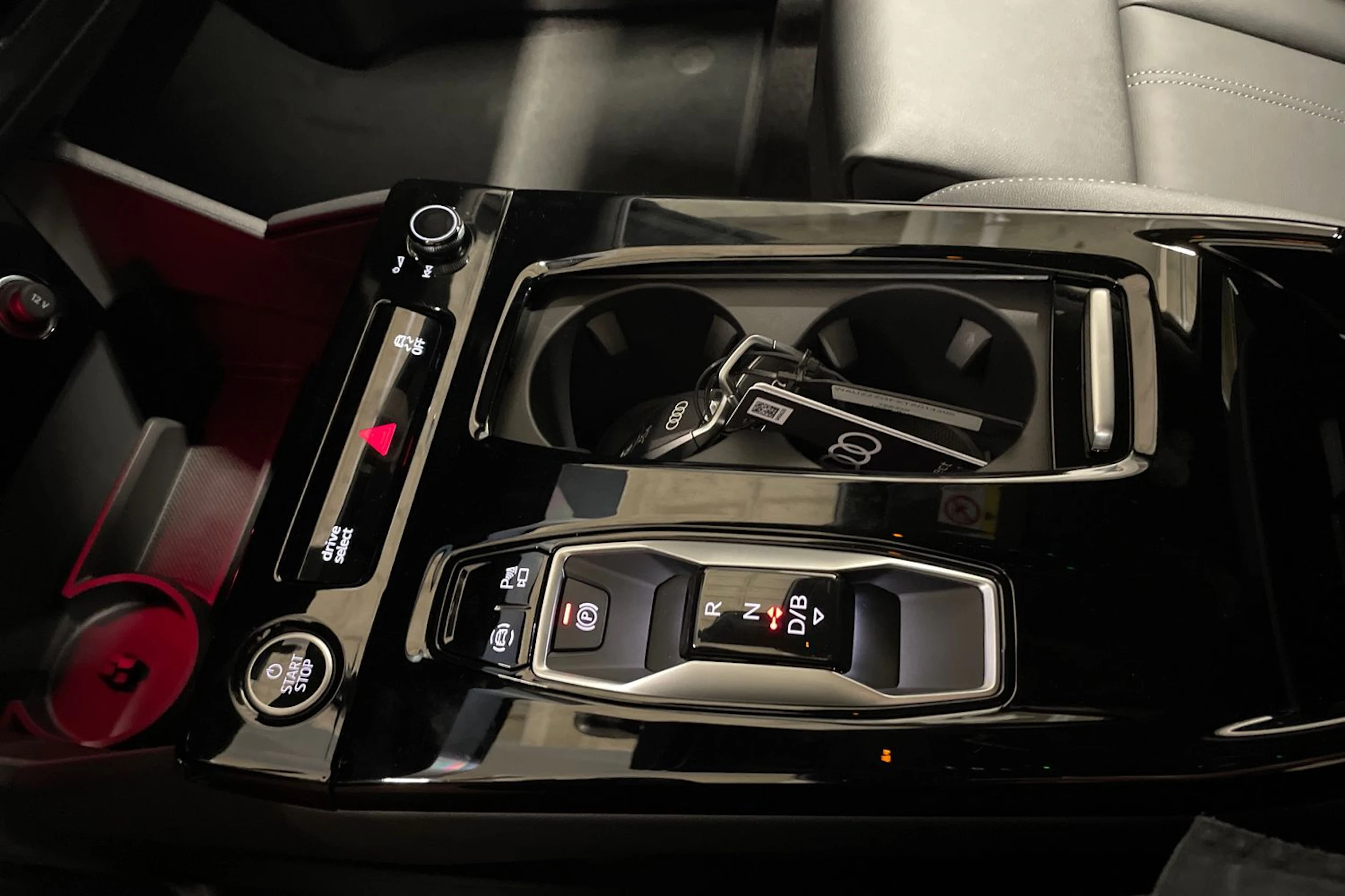 harmaa Audi Q6 e-tron 2026 kuva 15.
