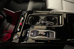 harmaa Audi Q6 e-tron 2026 kuva 15.