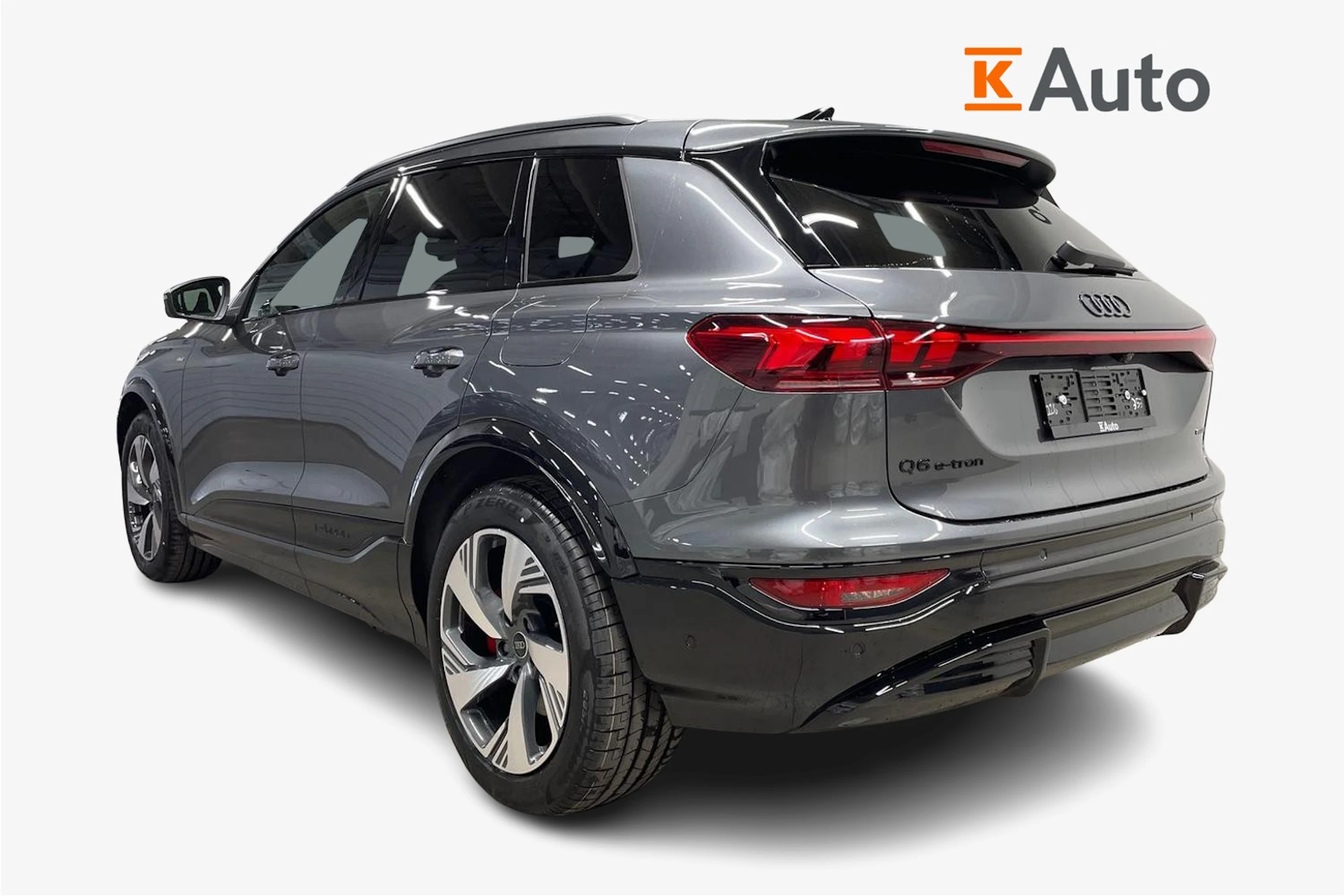 harmaa Audi Q6 e-tron 2026 kuva 2.
