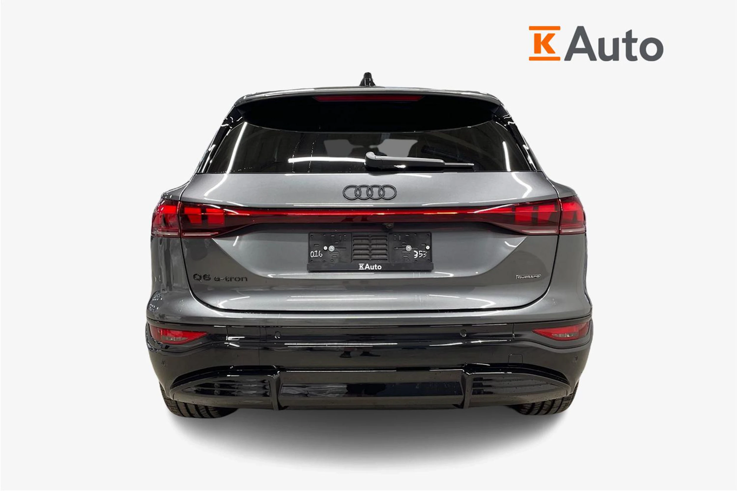 harmaa Audi Q6 e-tron 2026 kuva 3.
