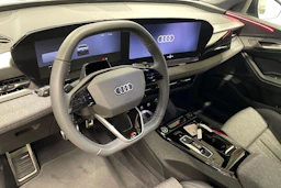 harmaa Audi Q6 e-tron 2026 kuva 6.