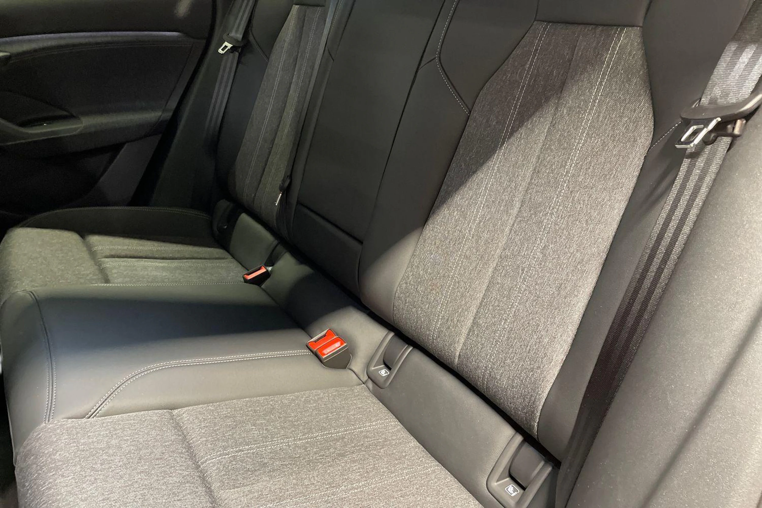 harmaa Audi Q6 e-tron 2026 kuva 8.