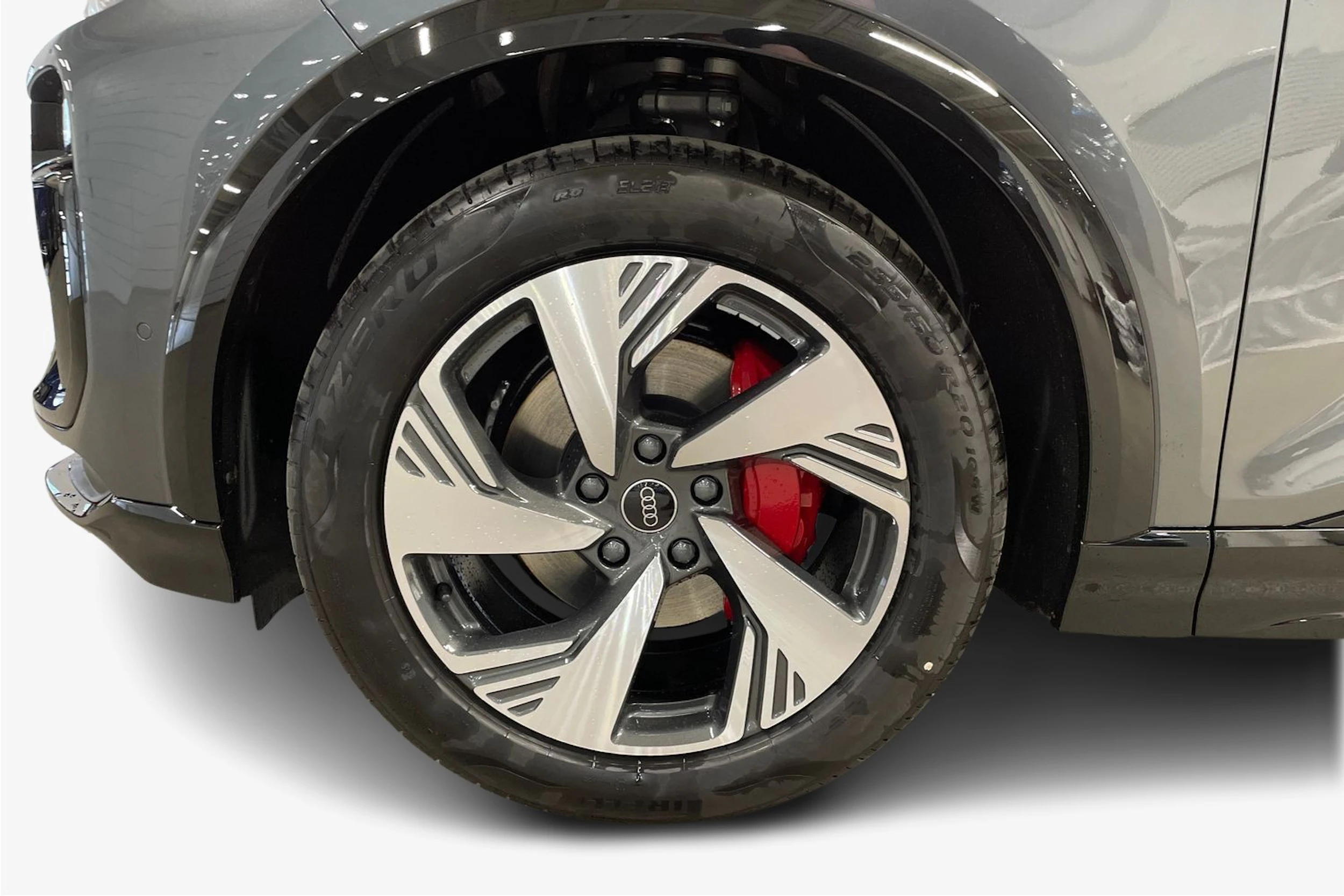 harmaa Audi Q6 e-tron 2026 kuva 9.