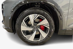 harmaa Audi Q6 e-tron 2026 kuva 9.