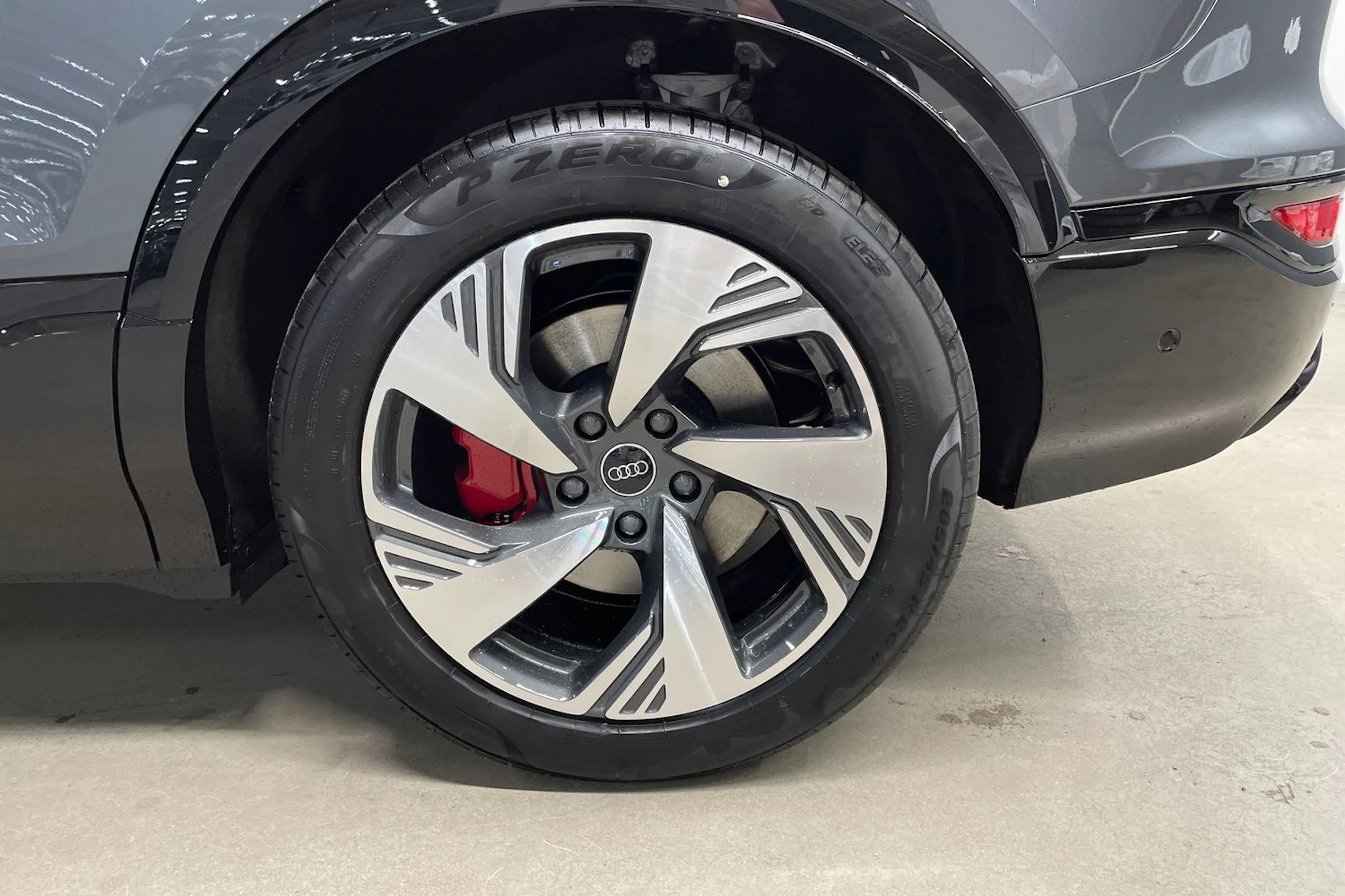 harmaa Audi Q6 e-tron 2026 kuva 10.