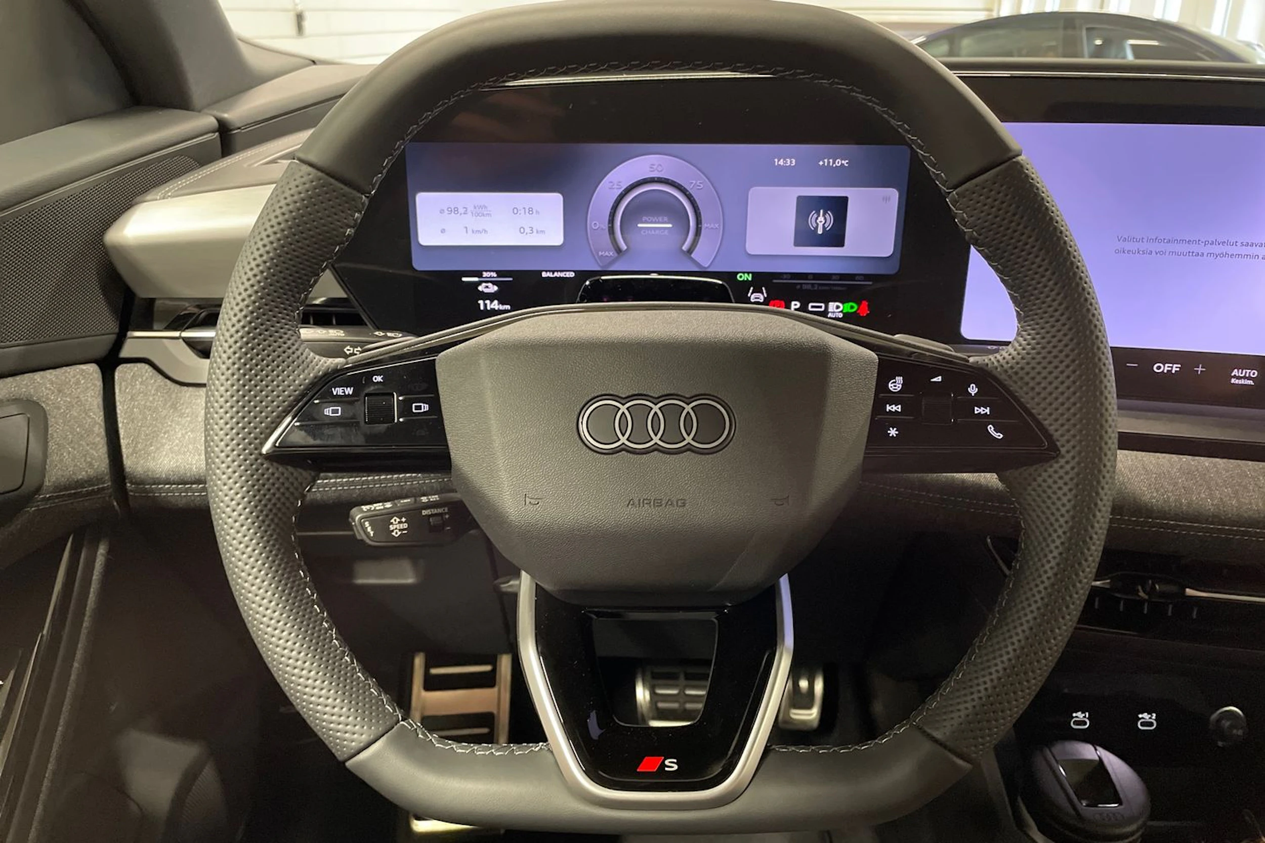 harmaa Audi Q6 e-tron 2026 kuva 13.