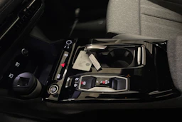 harmaa Audi Q6 e-tron 2026 kuva 14.