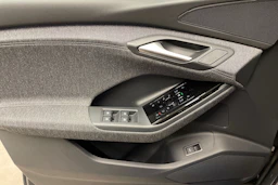 harmaa Audi Q6 e-tron 2026 kuva 15.