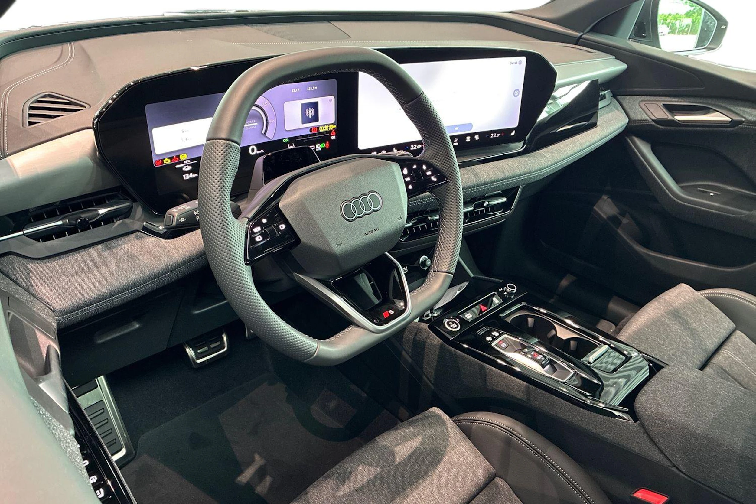 harmaa Audi Q6 e-tron 2026 kuva 6.