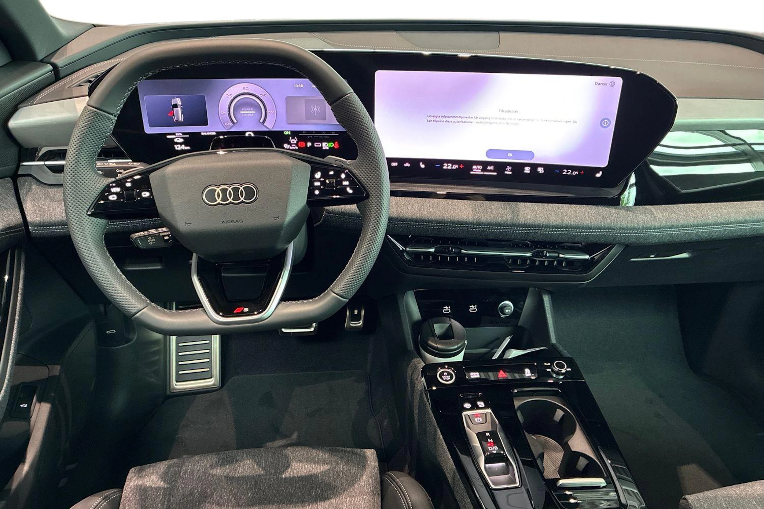 harmaa Audi Q6 e-tron 2026 kuva 7.