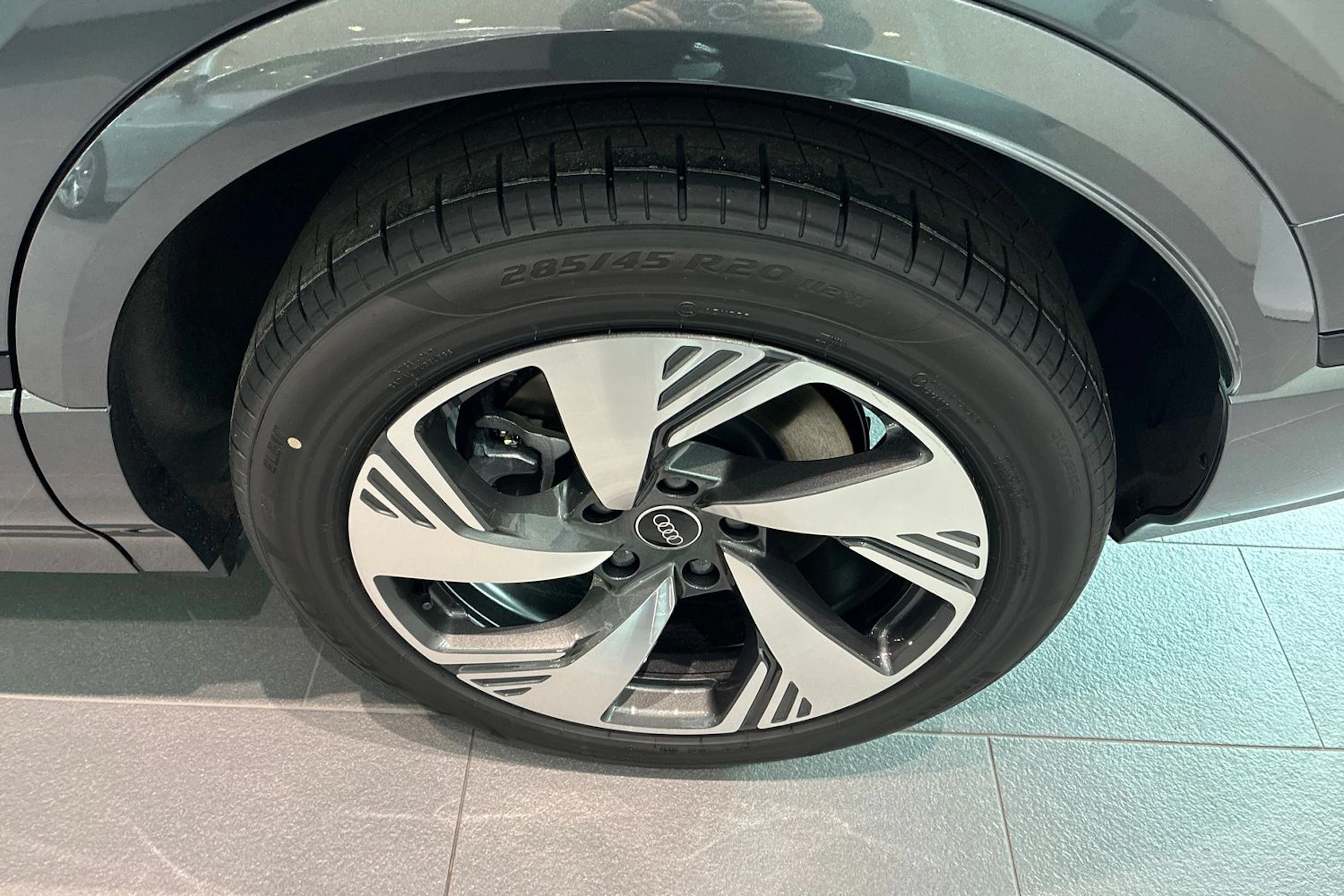 harmaa Audi Q6 e-tron 2026 kuva 10.