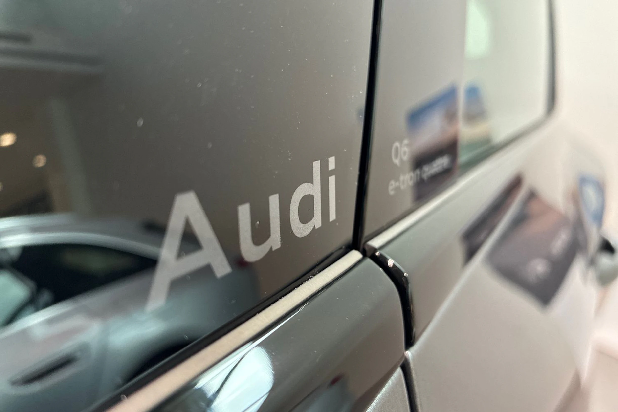 harmaa Audi Q6 e-tron 2026 kuva 13.