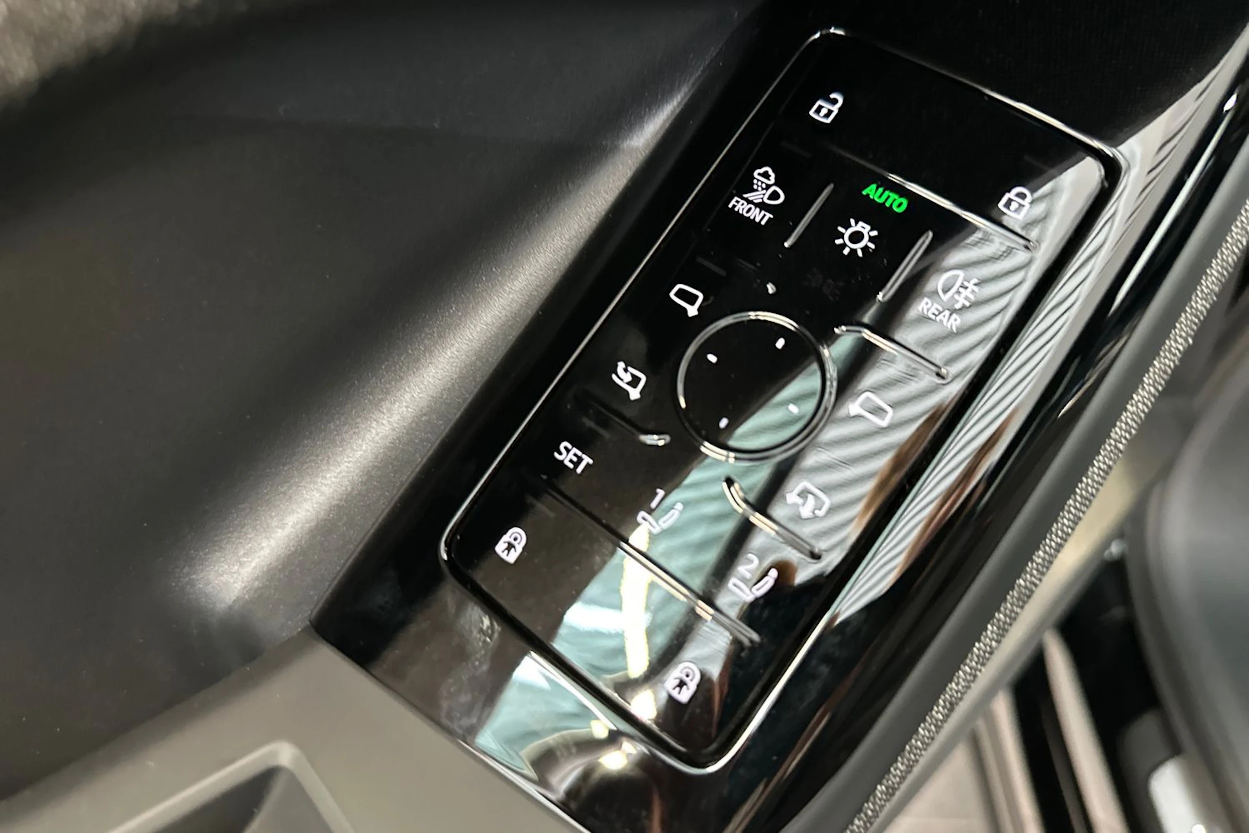 mythos musta Audi Q6 e-tron 2026 kuva 15.