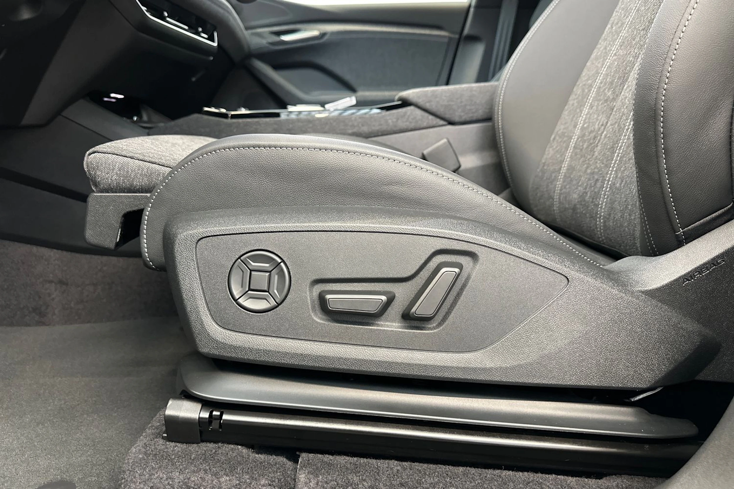 mythos musta Audi Q6 e-tron 2026 kuva 18.