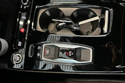 mythos musta Audi Q6 e-tron 2026 kuva 28.