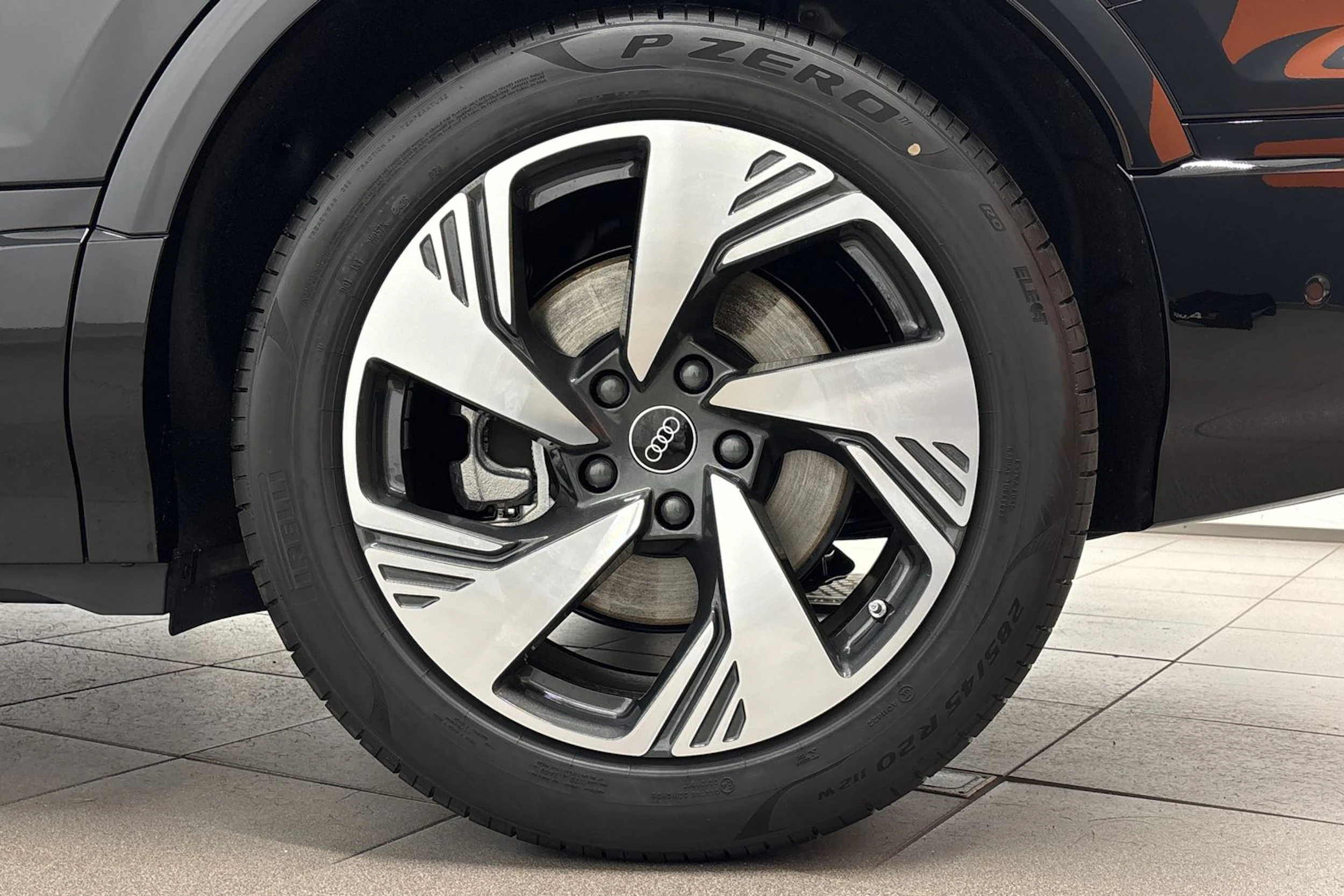 met. musta Audi Q6 e-tron 2026 kuva 10.