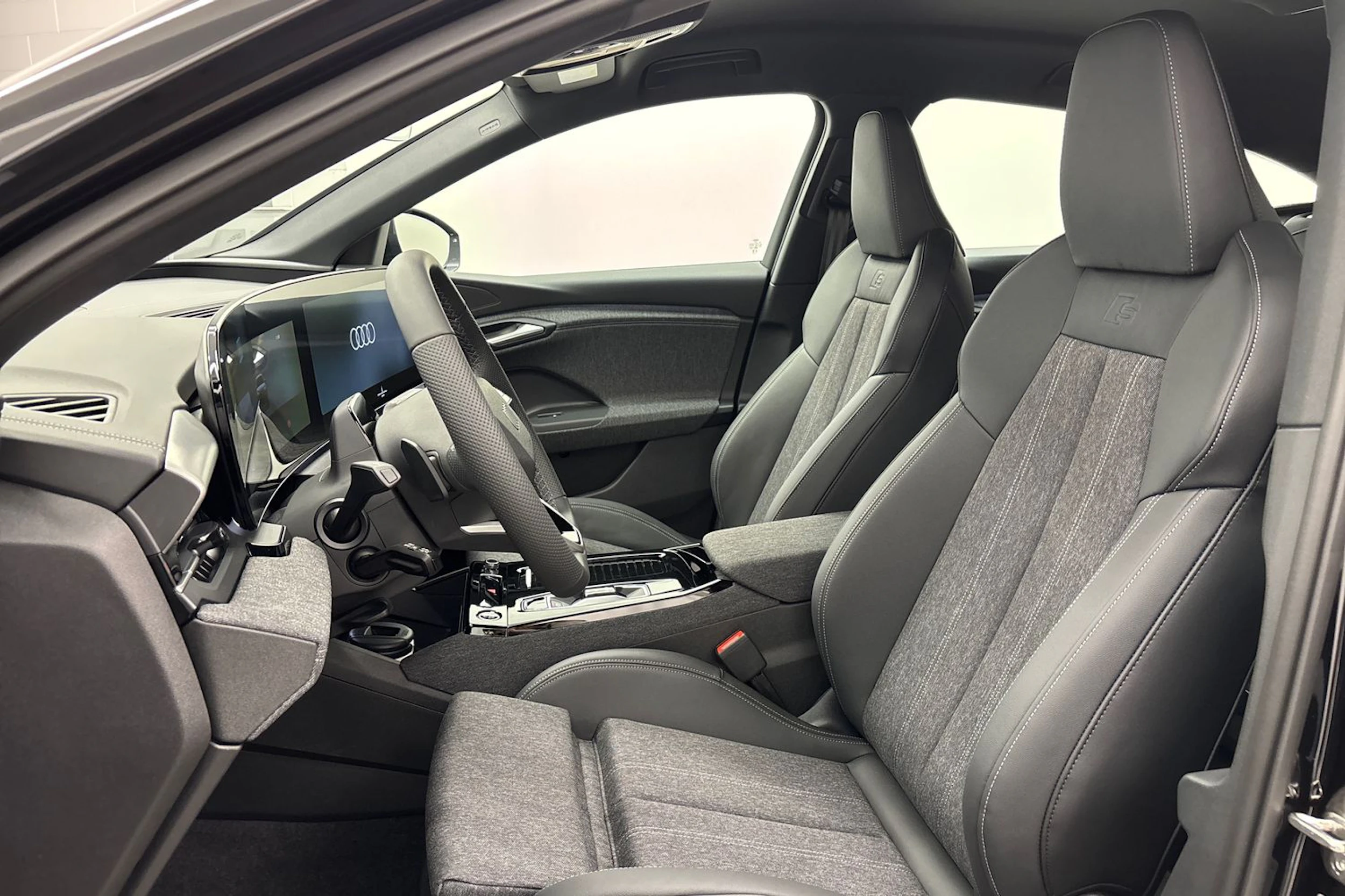met. musta Audi Q6 e-tron 2026 kuva 11.