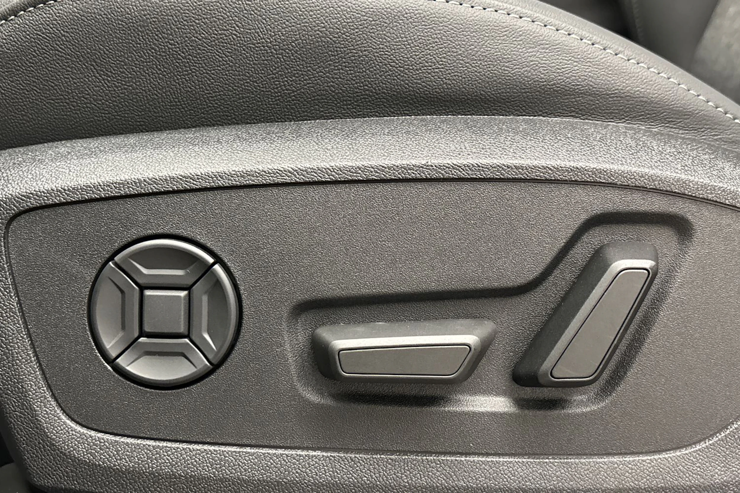 met. musta Audi Q6 e-tron 2026 kuva 12.