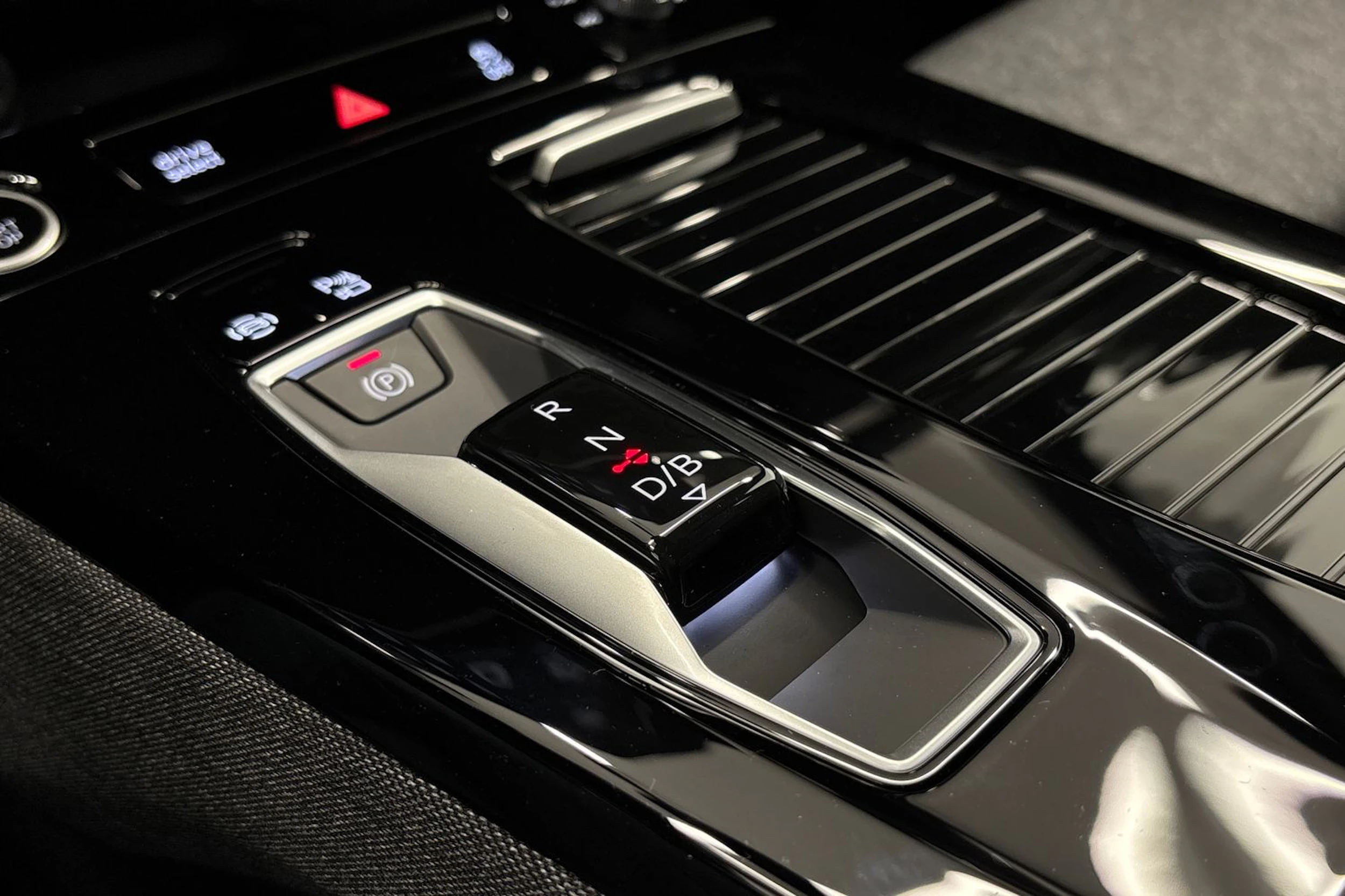 met. musta Audi Q6 e-tron 2026 kuva 28.