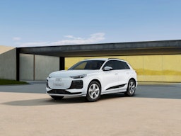 jäätikön valkoinen Audi Q6 e-tron 2026 kuva 1.