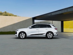 jäätikön valkoinen Audi Q6 e-tron 2026 kuva 8.