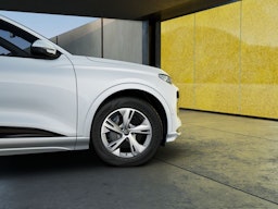 jäätikön valkoinen Audi Q6 e-tron 2026 kuva 9.