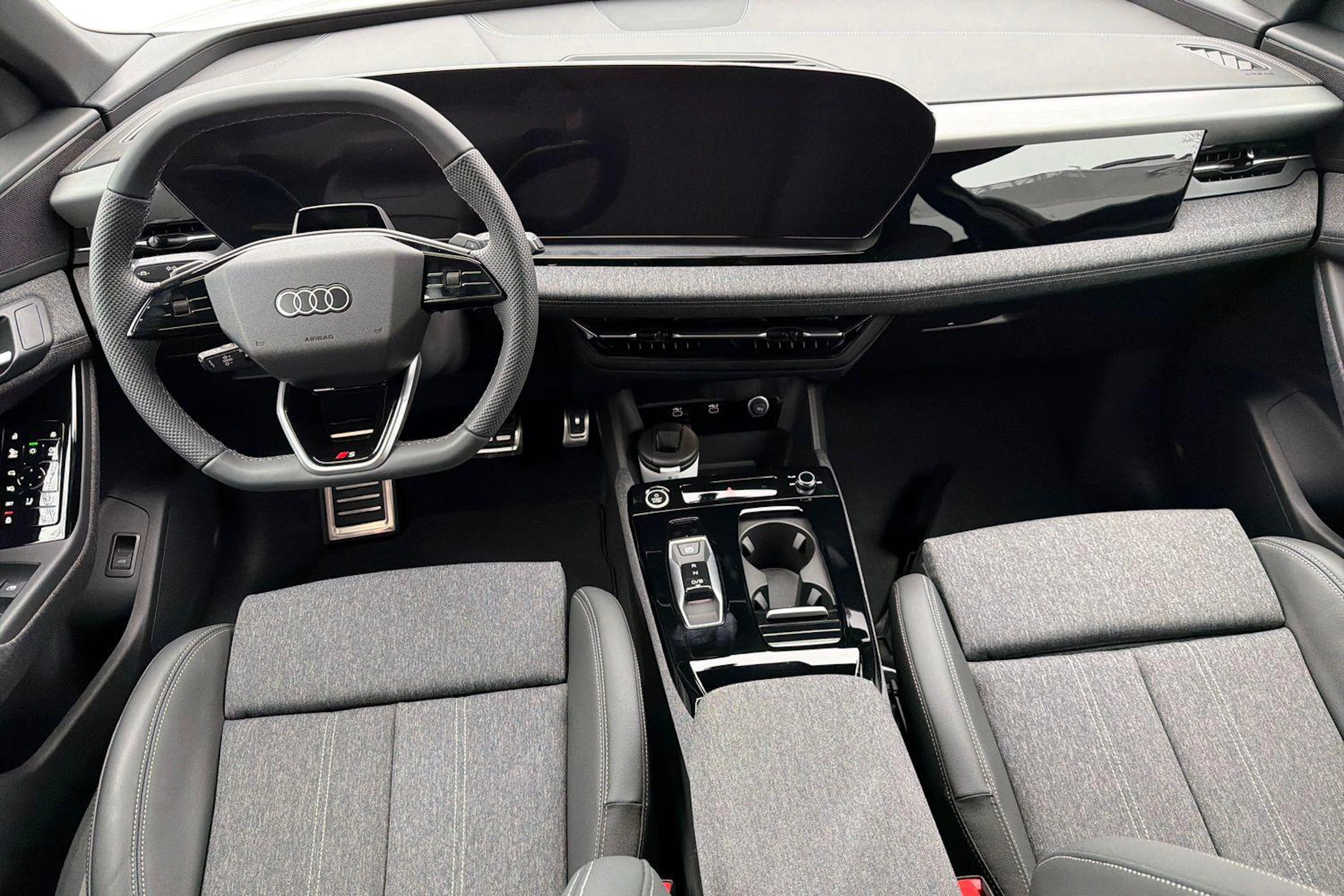 valkoinen Audi Q6 e-tron 2026 kuva 7.