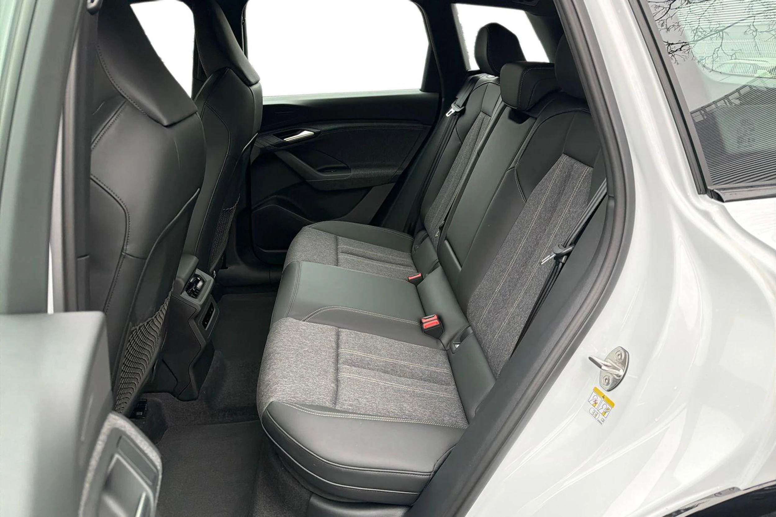 valkoinen Audi Q6 e-tron 2026 kuva 8.