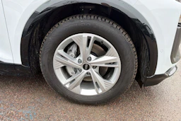 valkoinen Audi Q6 e-tron 2026 kuva 10.