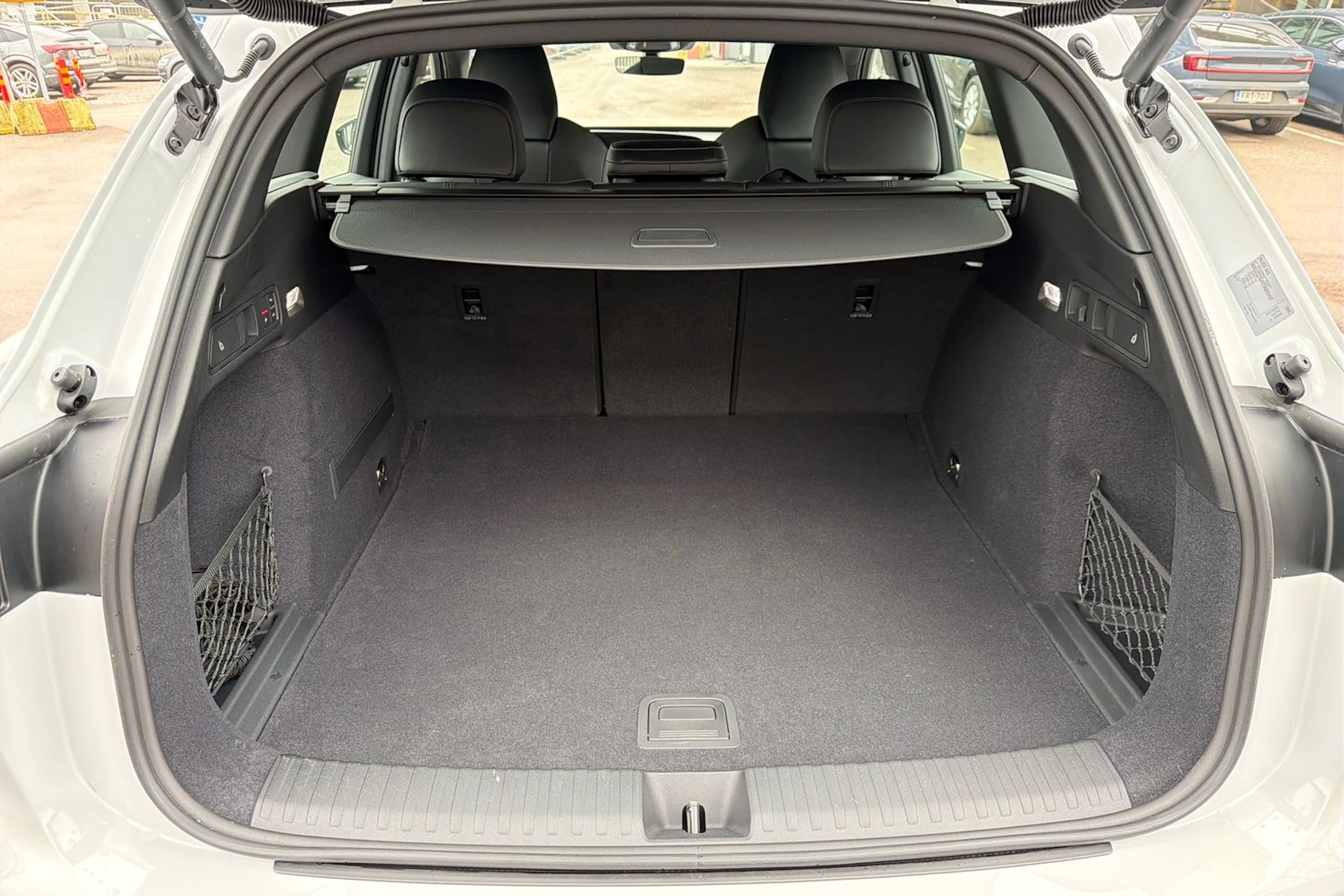 valkoinen Audi Q6 e-tron 2026 kuva 11.