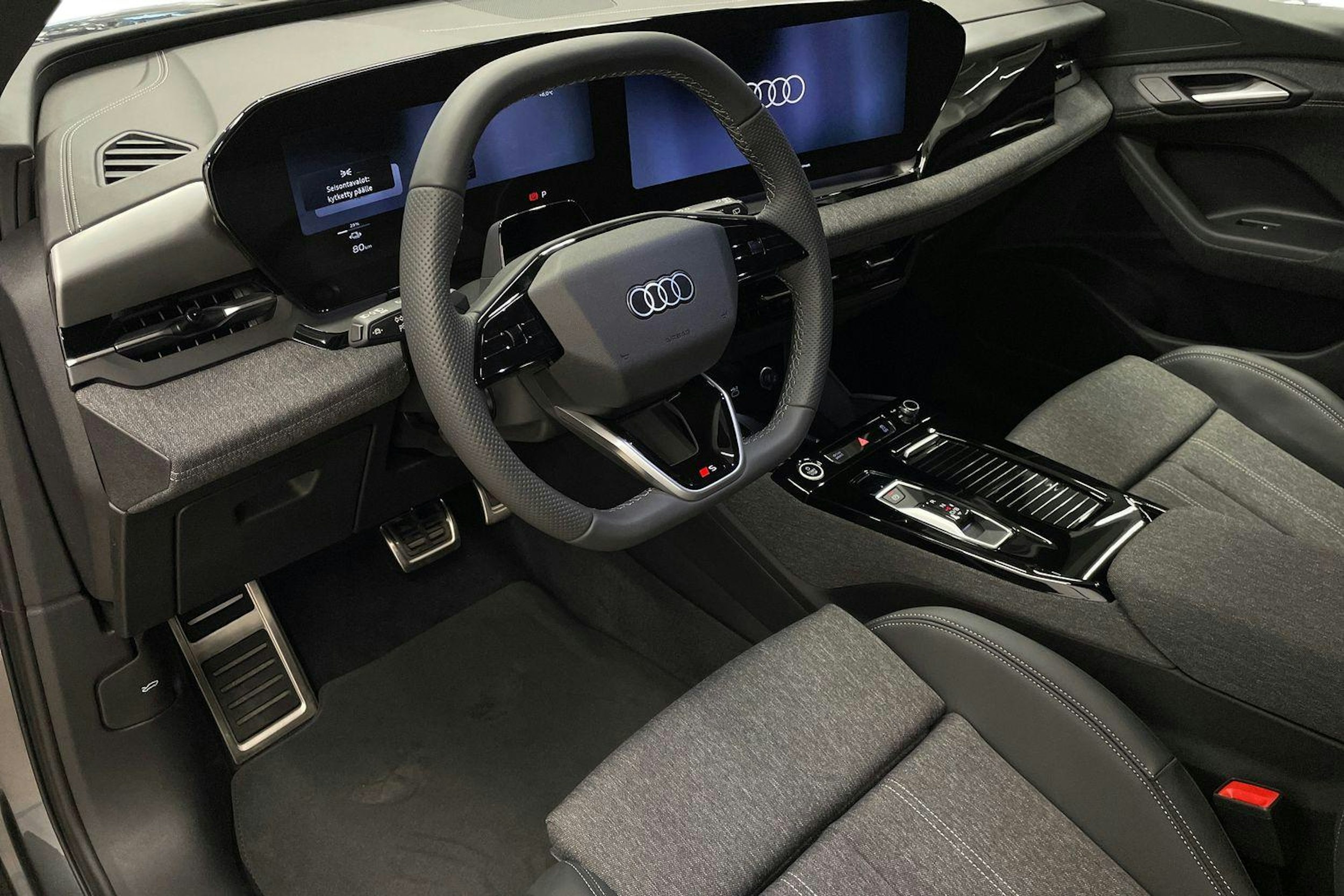 met. harmaa Audi Q6 e-tron 2026 kuva 6.