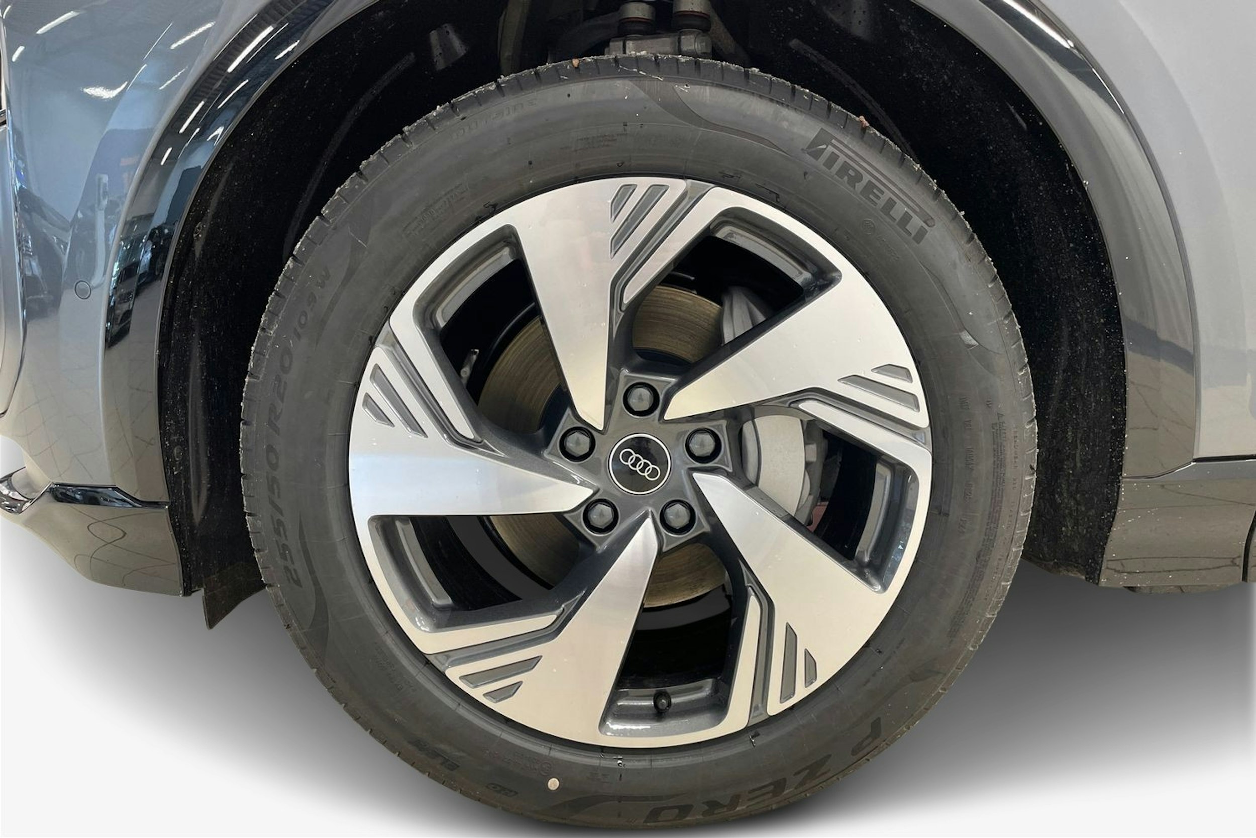 met. harmaa Audi Q6 e-tron 2026 kuva 9.