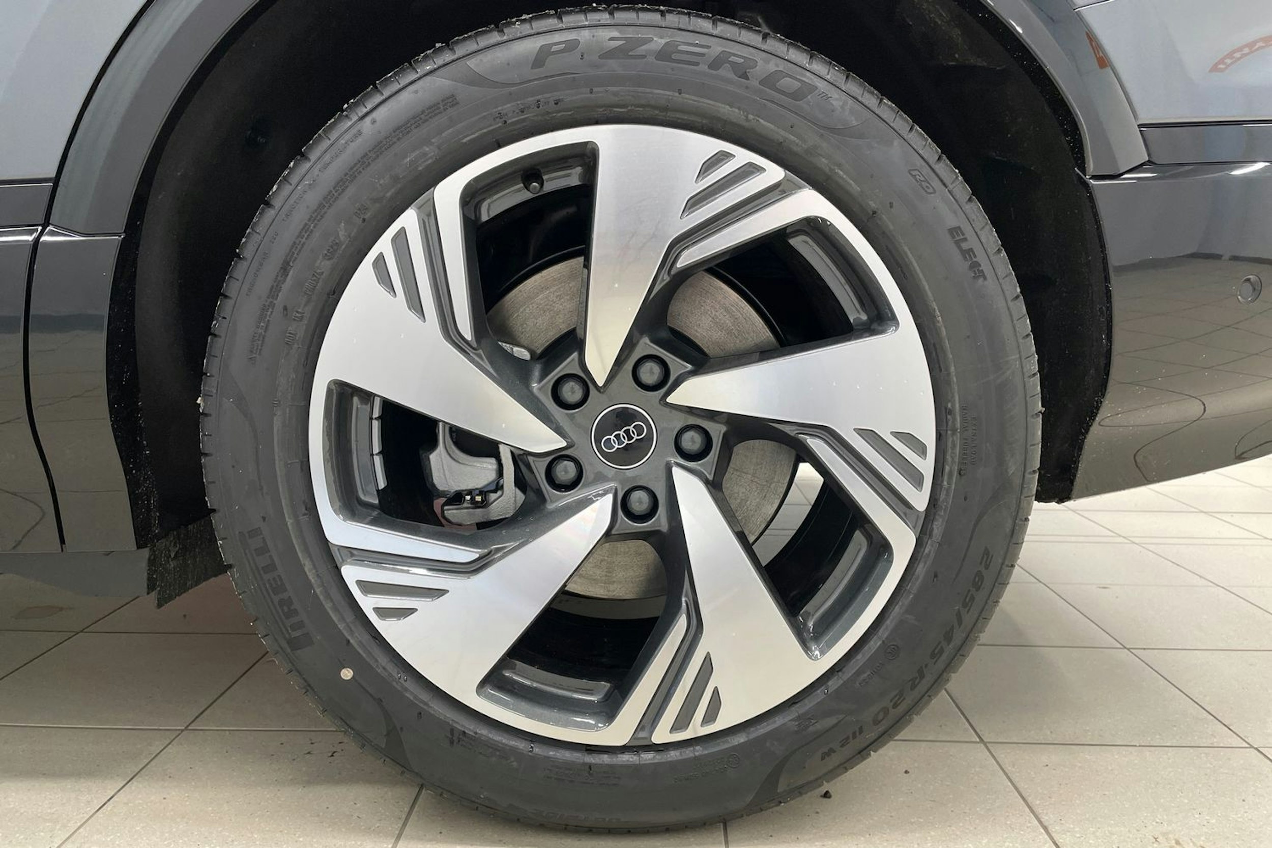 met. harmaa Audi Q6 e-tron 2026 kuva 10.