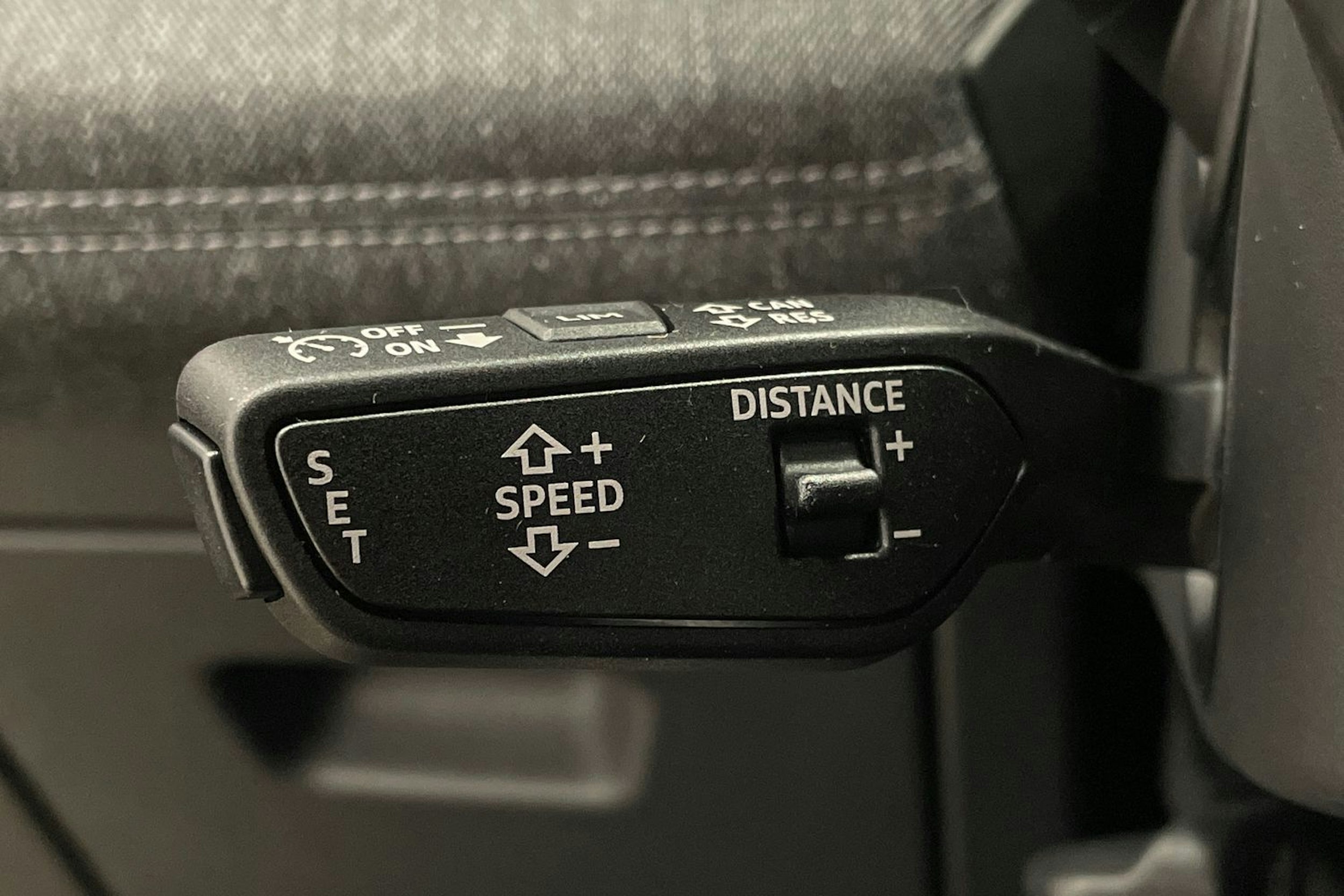 met. harmaa Audi Q6 e-tron 2026 kuva 16.