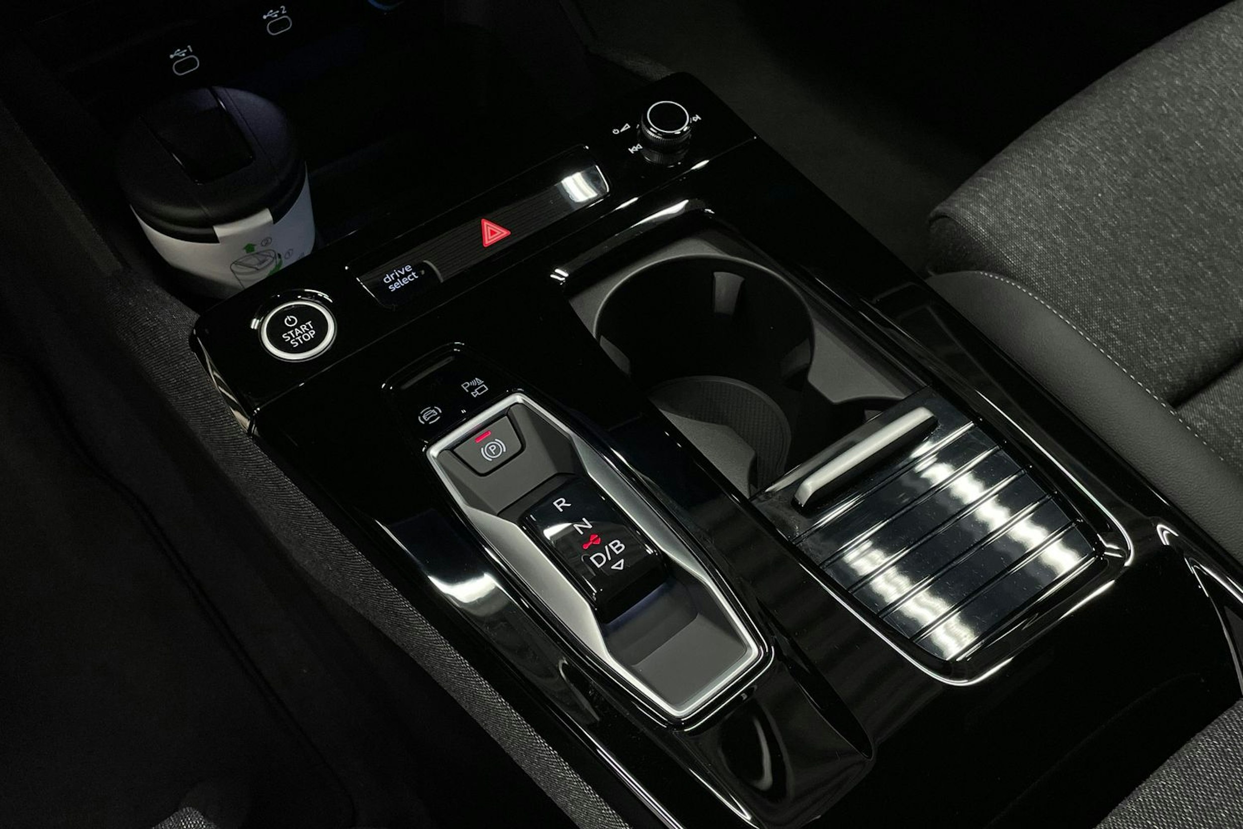 met. harmaa Audi Q6 e-tron 2026 kuva 17.