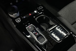 met. harmaa Audi Q6 e-tron 2026 kuva 17.