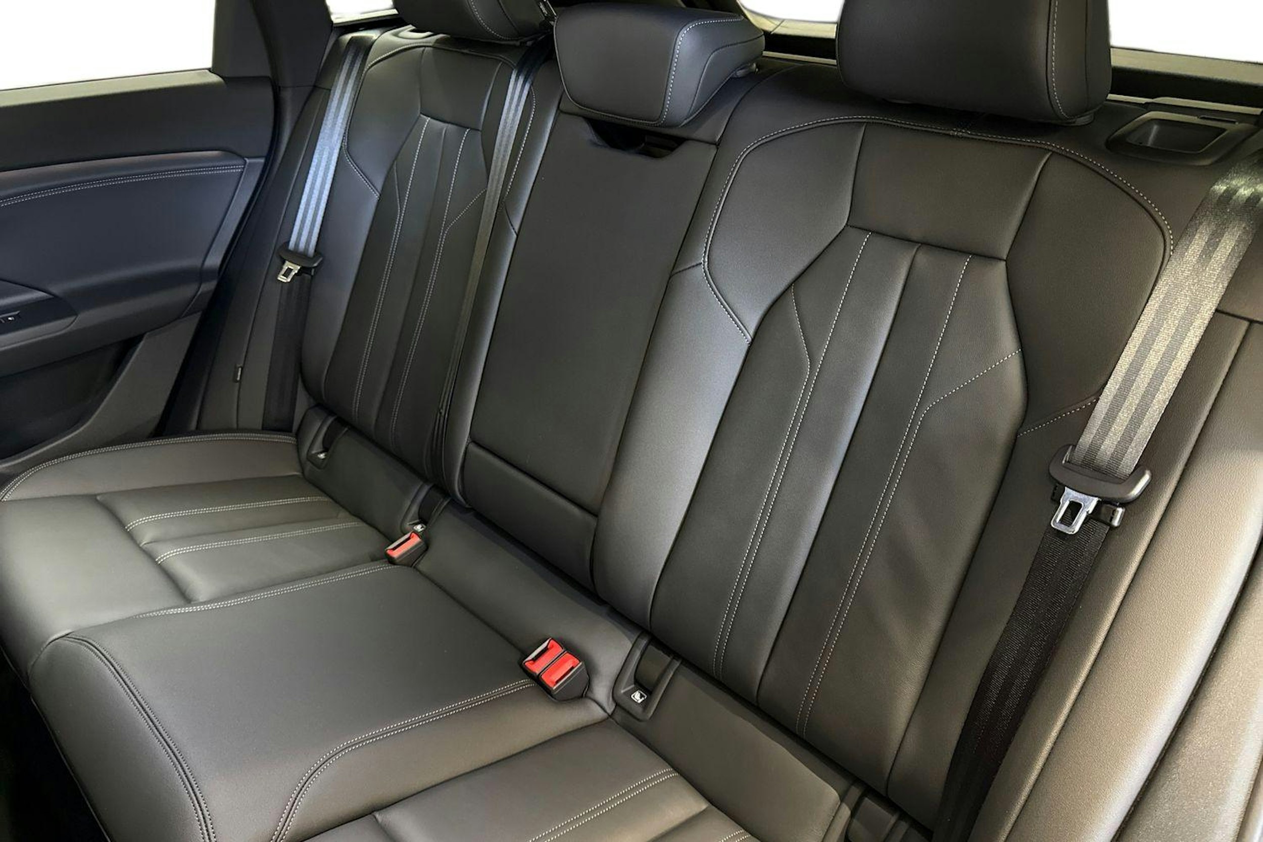 met. sininen Audi Q6 e-tron 2026 kuva 8.