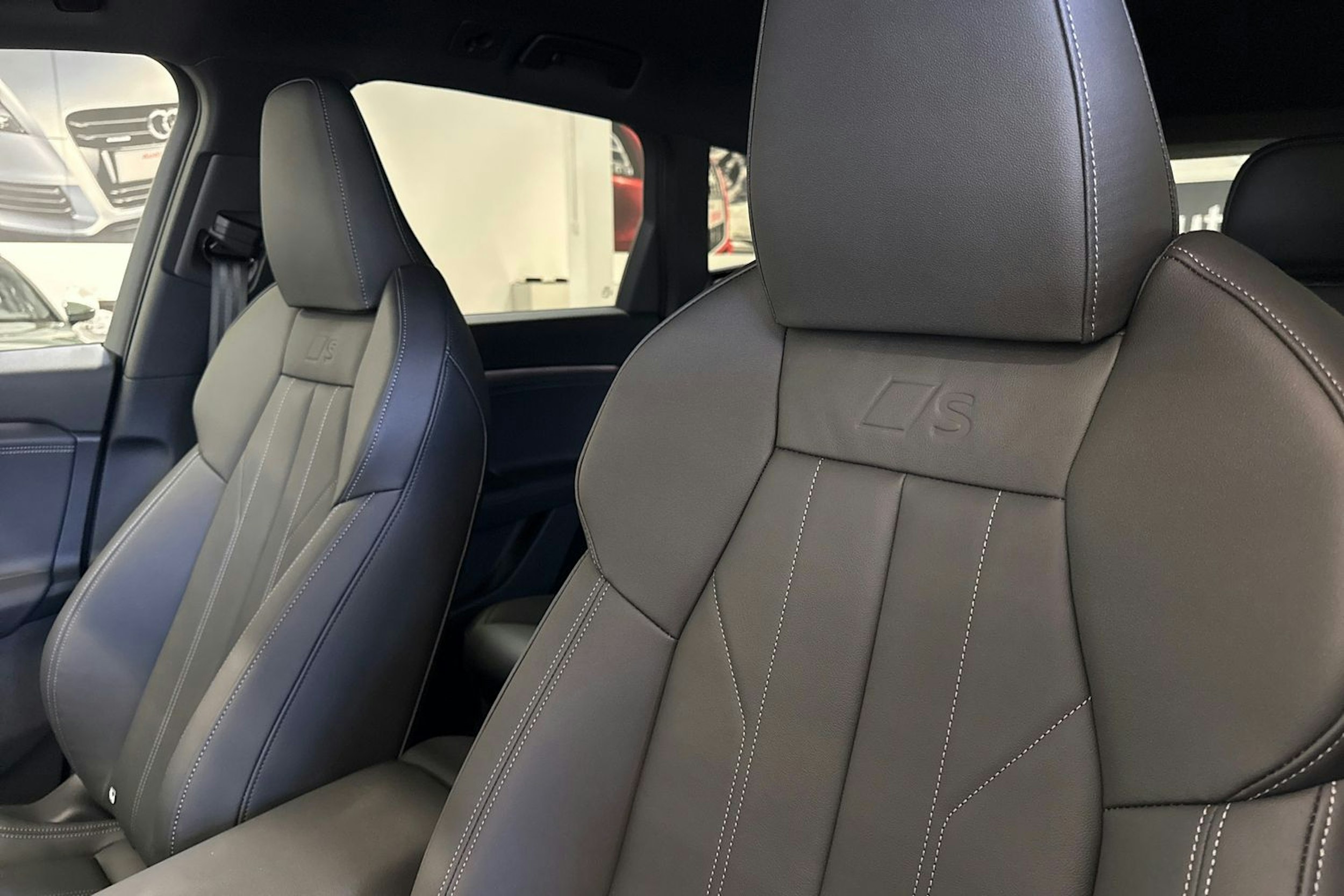 met. sininen Audi Q6 e-tron 2026 kuva 13.