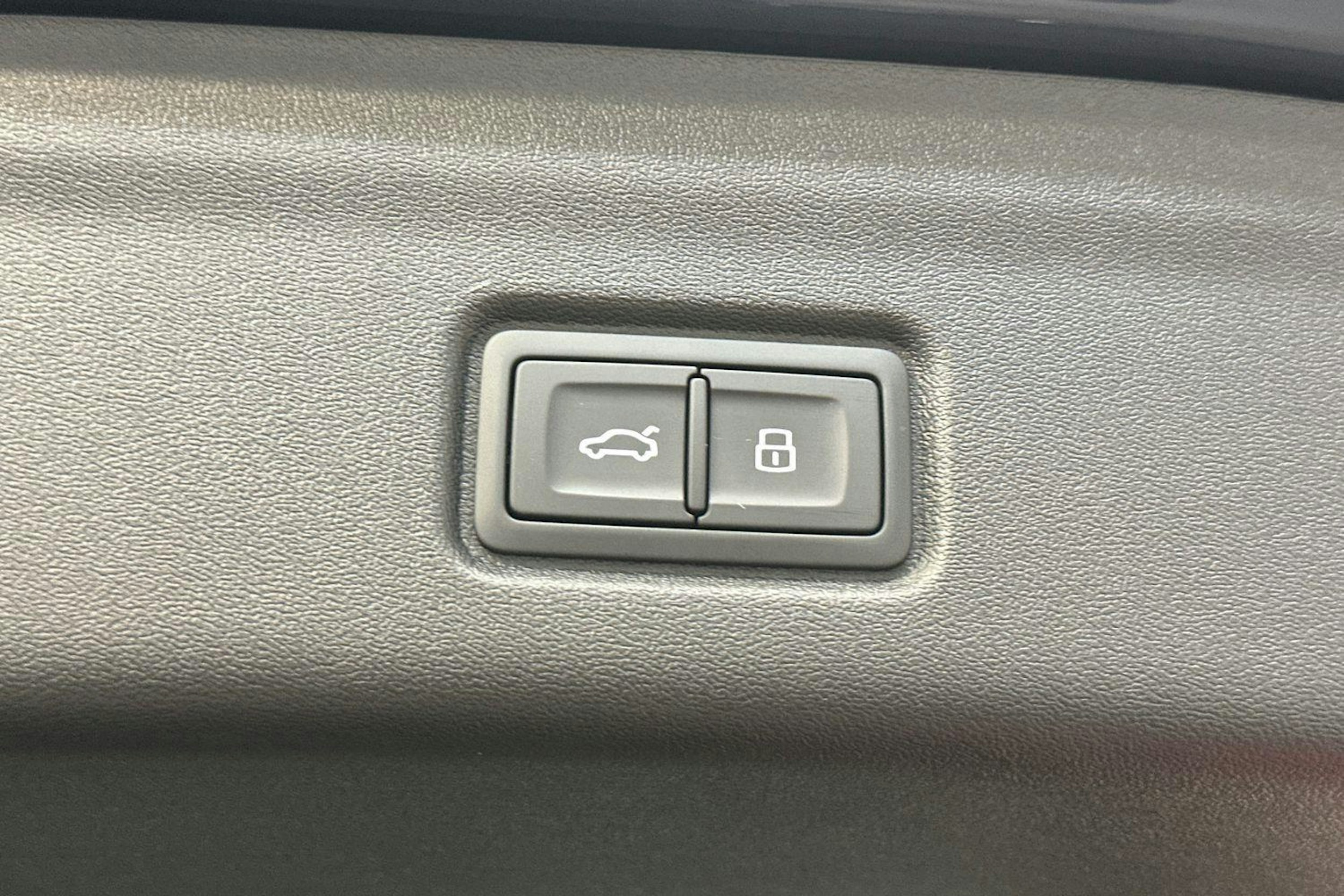 mythos musta Audi Q6 e-tron 2026 kuva 13.