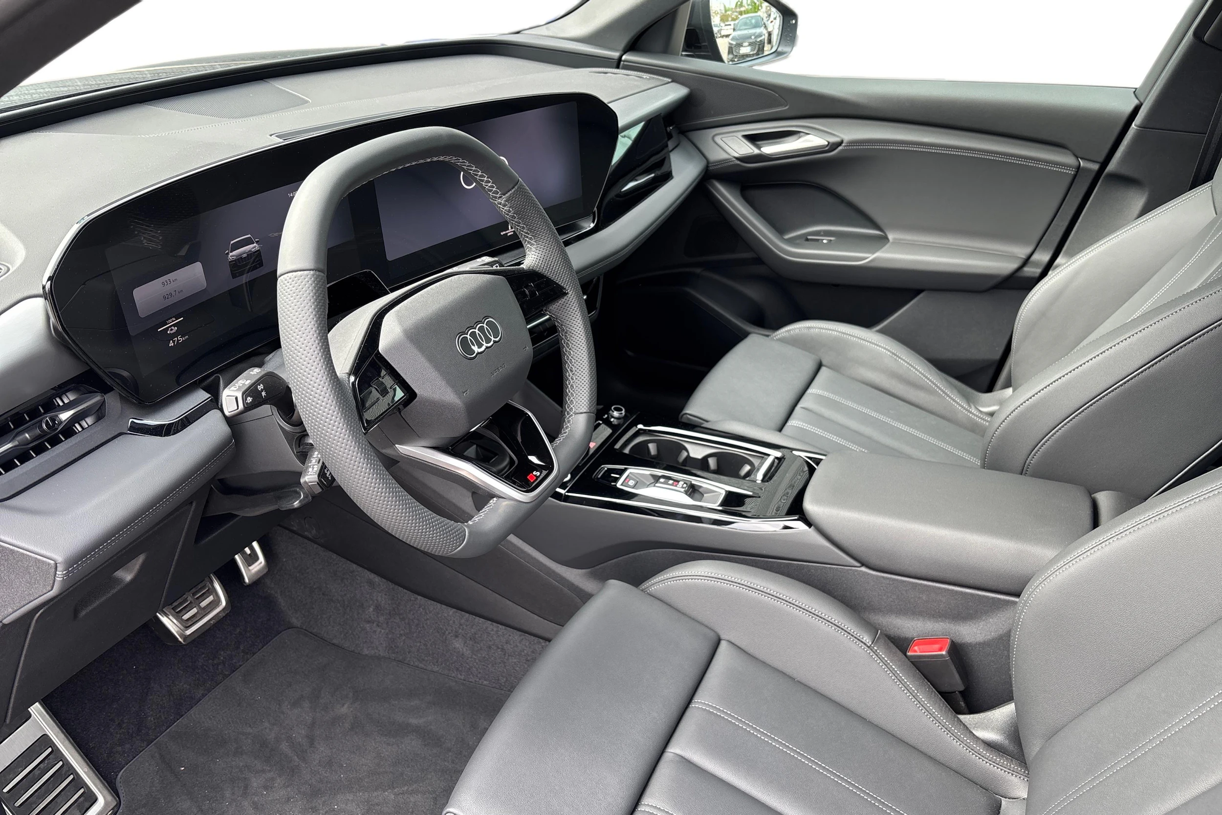 harmaa Audi Q6 e-tron 2026 kuva 6.