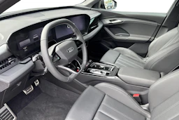 harmaa Audi Q6 e-tron 2026 kuva 6.
