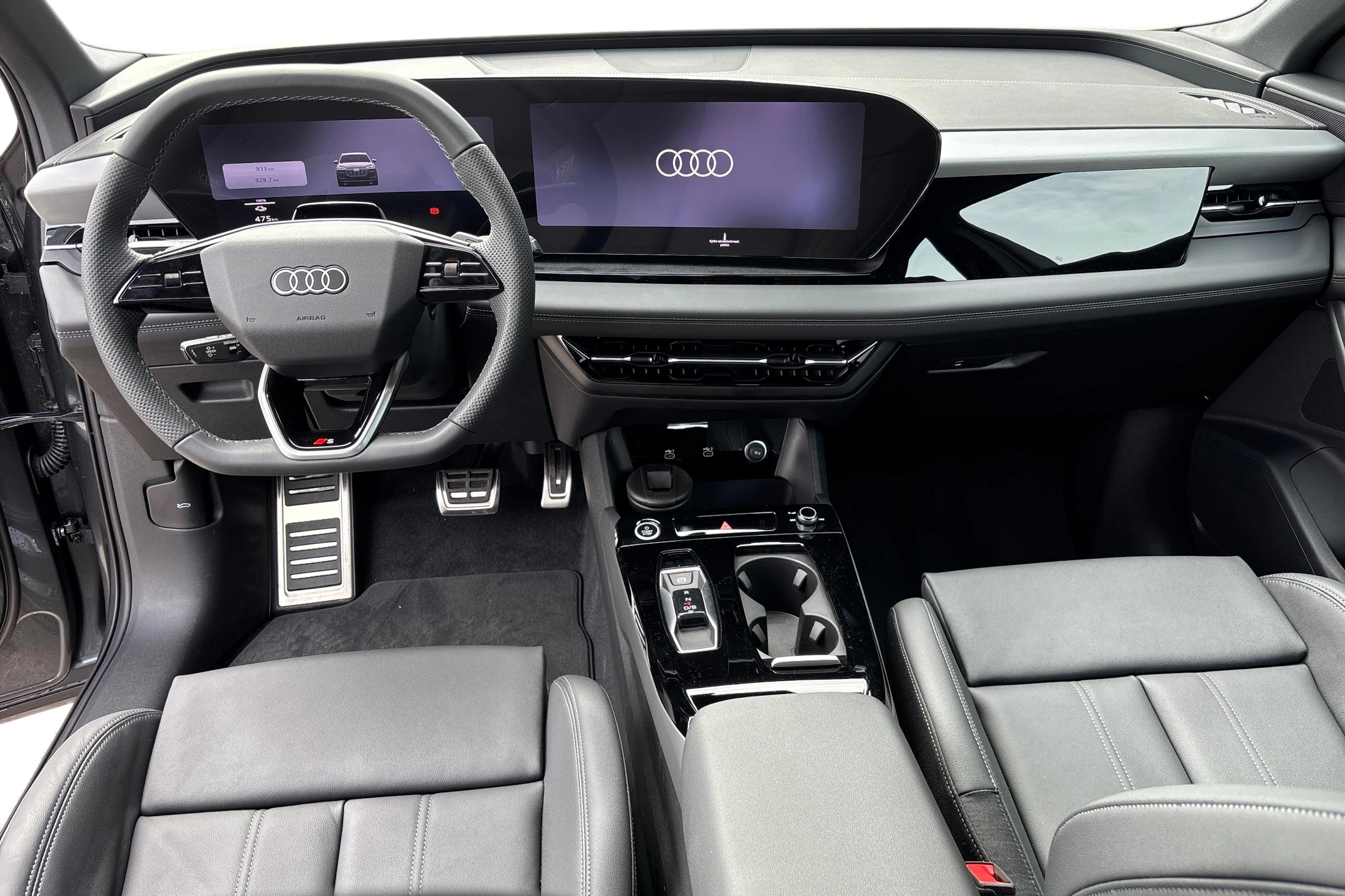 harmaa Audi Q6 e-tron 2026 kuva 7.