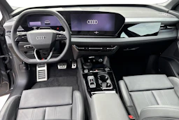 harmaa Audi Q6 e-tron 2026 kuva 7.