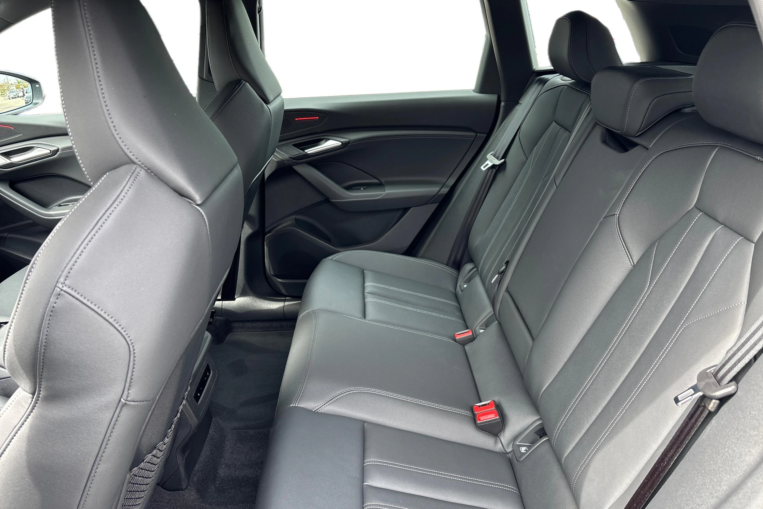 harmaa Audi Q6 e-tron 2026 kuva 8.