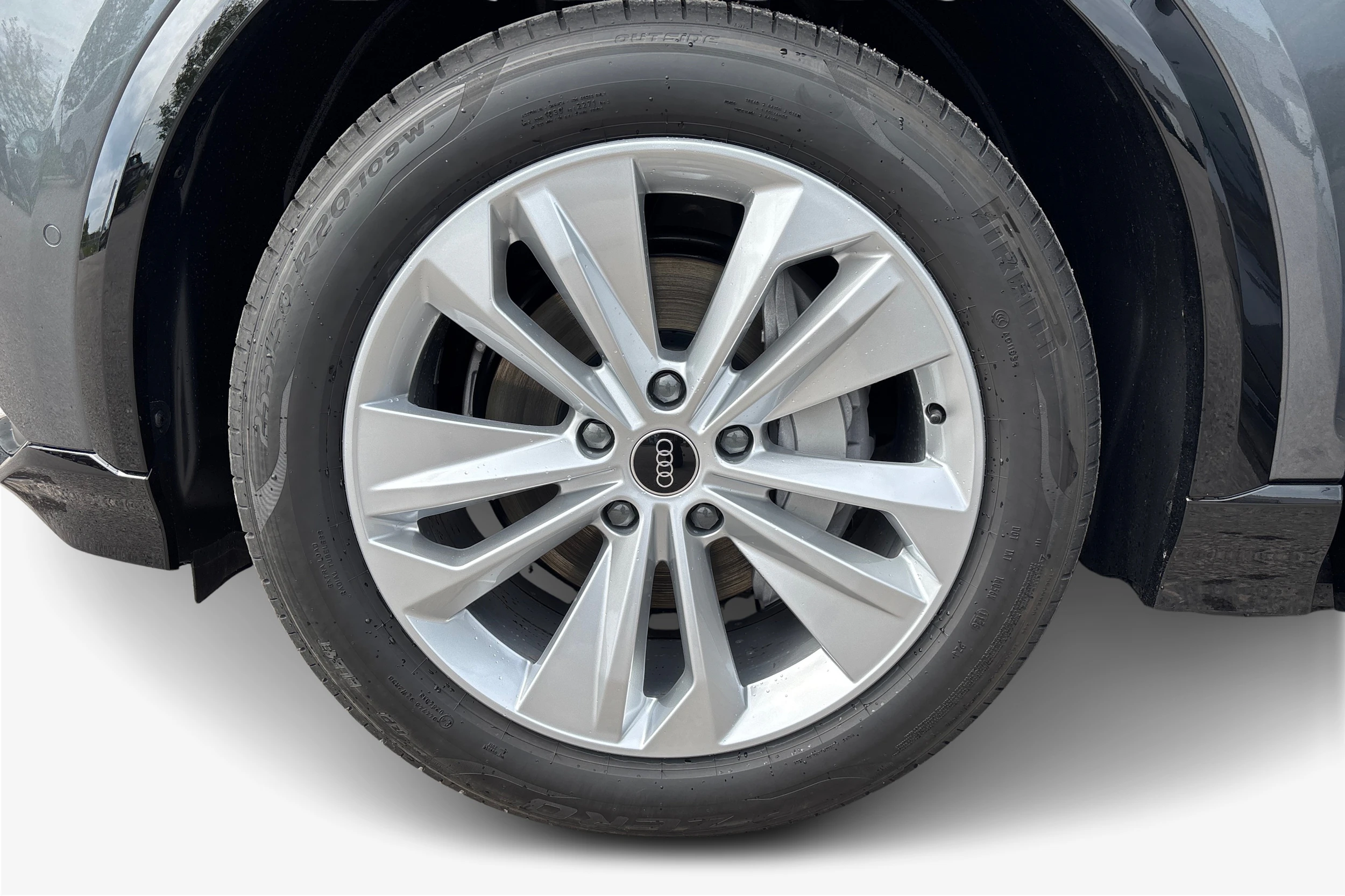 harmaa Audi Q6 e-tron 2026 kuva 9.
