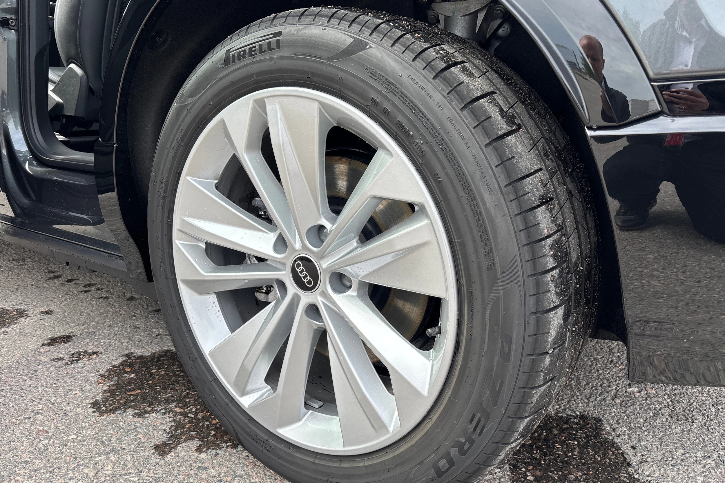 harmaa Audi Q6 e-tron 2026 kuva 10.