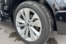 harmaa Audi Q6 e-tron 2026 kuva 10.