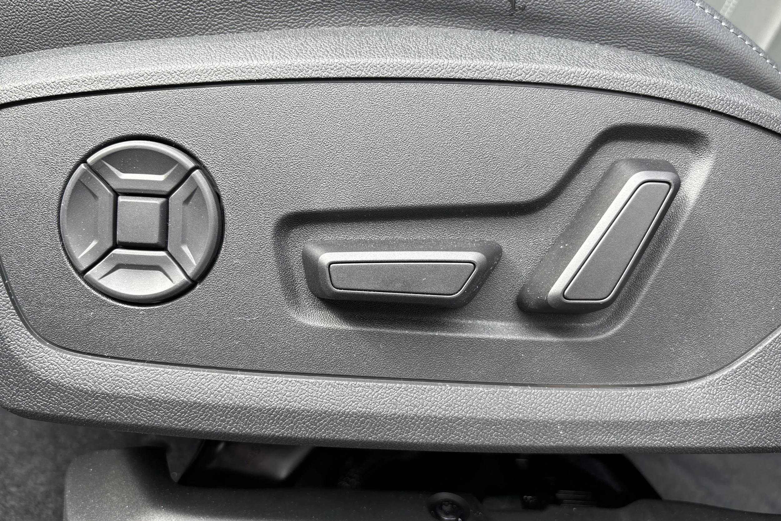 harmaa Audi Q6 e-tron 2026 kuva 11.