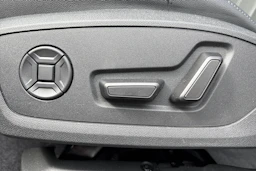 harmaa Audi Q6 e-tron 2026 kuva 11.
